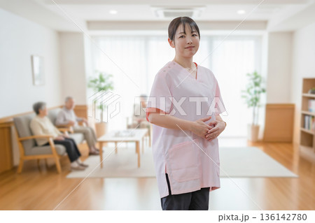高齢者施設と笑顔のスタッフ 136142780