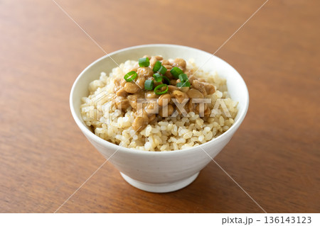 納豆と小ネギを乗せた玄米ご飯 136143123