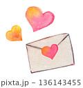 カラフルな水彩のハート封筒 136143455