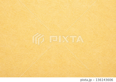 黄色い和紙のテクスチャー 136143606