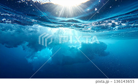 白い泡が水面の下で激しく揺れる　躍動感のある水中写真 136143655