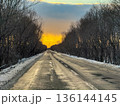 冬の釧路に沈む夕日と果てしなく続く直線道路 2026.01 釧路市, 日本 136144145