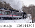 雪原を力強く走る蒸気機関車と白い煙 2026.01 釧路, 日本 136144205