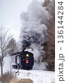 冬の空へ高く立ち上るSLの煙と雪原の力強い走り 2026.01 釧路 日本 136144284