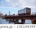 冬の釧路で赤い鉄橋を渡るJR北海道のキハ54形気動車 2026.01 釧路市, 日本 136144399