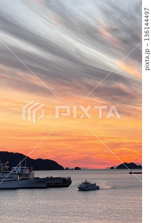 八幡浜の港と夕焼け 八幡浜の港と夕焼け 136144497