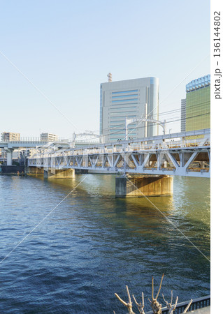 【東京都】隅田川橋梁(上流側) 台東区側から見た風景 136144802