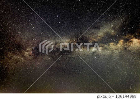 春の星空の天体写真天の川と夏の大三角 136144969