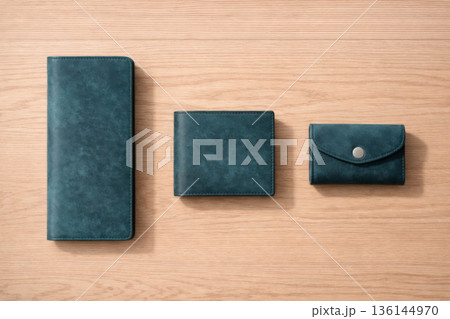 プエブロレザーの長財布・二つ折り・三つ折りを並べたフラットレイ（ペトローリオ） 136144970