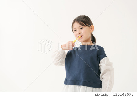 歯磨きをする女の子 歯磨きをする女の子 136145076
