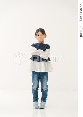 小学生の女の子のポートレート全身 小学生の女の子のポートレート全身 136145077