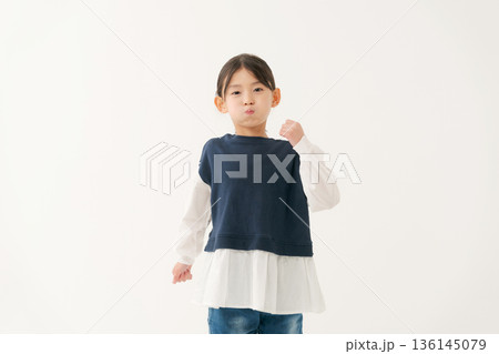 怒った小学生の女の子のポートレート 怒った小学生の女の子のポートレート 136145079