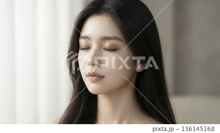 目を閉じて穏やかな表情を浮かべる美しい日本人女性のクローズアップ 136145168