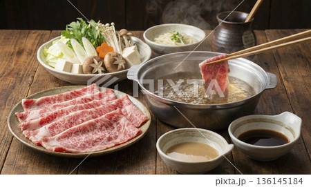 鍋の出汁に霜降り牛肉をくぐらせるしゃぶしゃぶの調理シーン 鍋の出汁に霜降り牛肉をくぐらせるしゃぶしゃぶの調理シーン 136145184