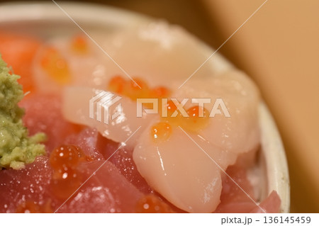 海鮮丼　ホタテ 136145459
