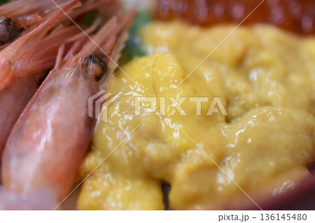 海鮮丼　接写　近距離　ウニ　甘エビ 136145480