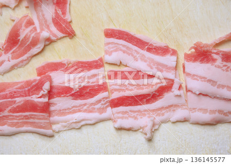 まな板の上で切った豚バラ肉 まな板の上で切った豚バラ肉 136145577