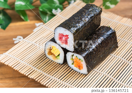 節分の恵方巻き 節分の恵方巻き 136145721