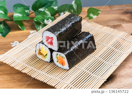 節分の恵方巻き 節分の恵方巻き 136145722