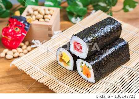 節分の恵方巻きと豆まき用の福豆 鬼のお面と木枡 節分の恵方巻きと豆まき用の福豆 鬼のお面と木枡 136145723