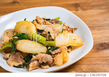 かぶと豚肉の味噌炒め かぶと豚肉の味噌炒め 136145726