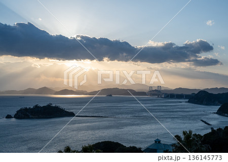 夕暮れの鳴門海峡の風景 夕暮れの鳴門海峡の風景 136145773