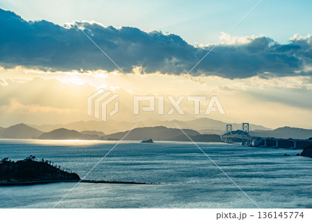夕暮れの鳴門海峡の風景 夕暮れの鳴門海峡の風景 136145774