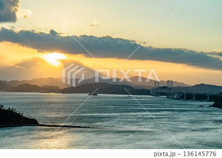 夕暮れの鳴門海峡の風景 136145776