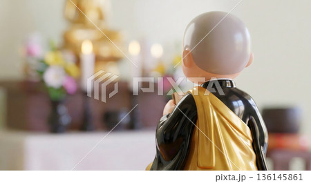 仏壇の前で読経する僧侶の後ろ姿 136145861