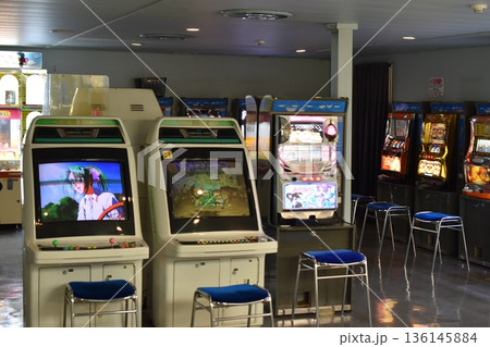 フェリー内のゲームコーナー フェリー内のゲームコーナー 136145884