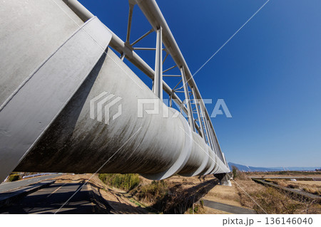 富士川水管橋の巨大なパイプと側面（遠近感） 136146040