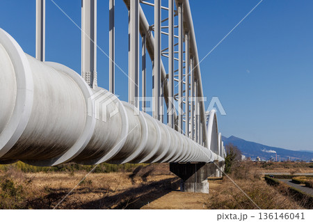 富士川水管橋の巨大なパイプと側面（遠近感） 136146041