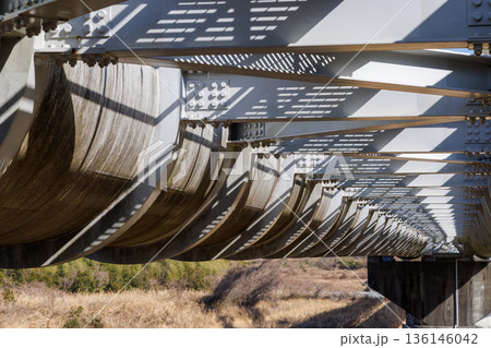 富士川水管橋の巨大な配管と点検用通路（構造美） 136146042