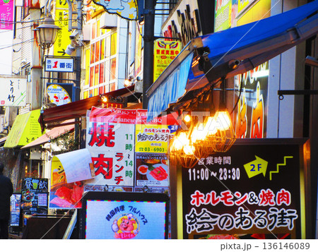 JR赤羽駅付近の商店街の風景 JR赤羽駅付近の商店街の風景 136146089