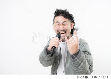 マイクを持ってロックやヘビメタなどを歌うシャウトする男性 136146161