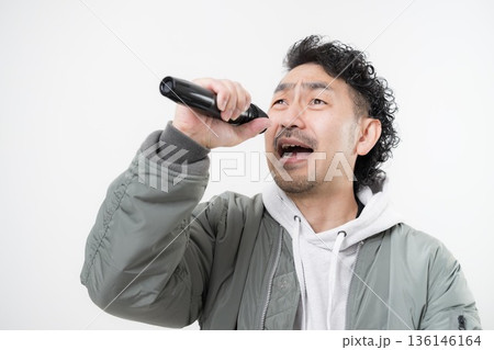 マイクを持ってロックやヘビメタなどを歌うシャウトする男性 マイクを持ってロックやヘビメタなどを歌うシャウトする男性 136146164