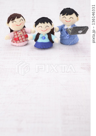 3人家族の人形 3人家族の人形 136146331