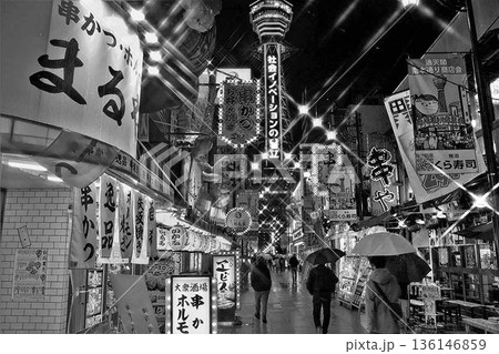 雨の新世界 モノクロ 雨の新世界 モノクロ 136146859