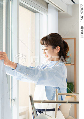 洗濯物を干す女性 洗濯物を干す女性 136147077