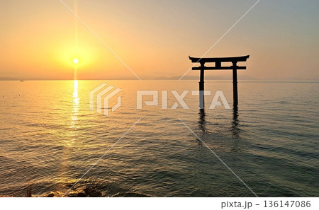 湖面と鳥居 湖面と鳥居 136147086