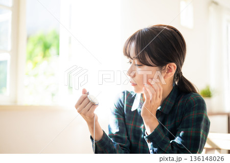 女性が懐中時計を見る 136148026