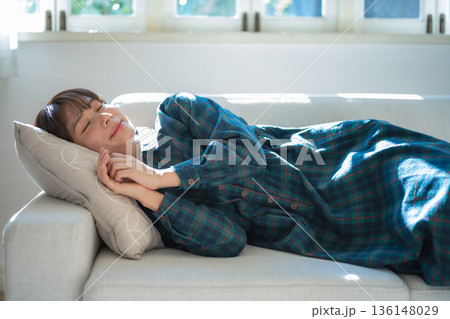 ソファで昼寝する女性 ソファで昼寝する女性 136148029