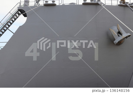 高松港に寄港した陸自主体の輸送艦「にほんばれ」の艦番号 136148156