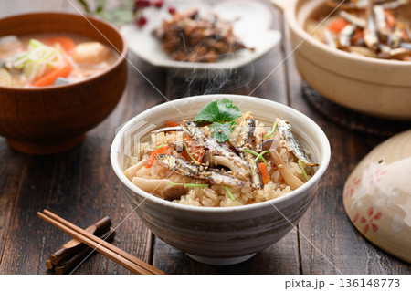 イリコ入り炊き込みご飯と和定食｜湯気立つ出来立て家庭料理・素朴で滋味深い和食 136148773