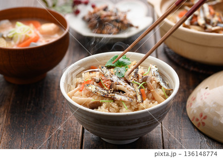 イリコ入り炊き込みご飯と和定食|湯気立つ出来立て家庭料理・素朴で滋味深い和食 イリコ入り炊き込みご飯と和定食|湯気立つ出来立て家庭料理・素朴で滋味深い和食 136148774