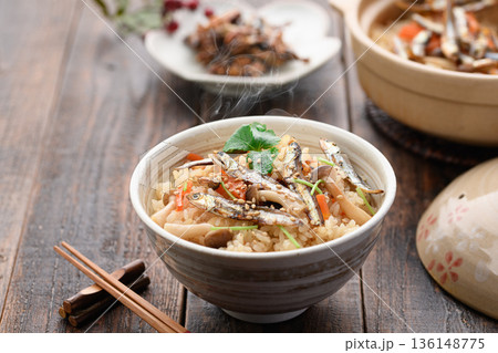 イリコ入り炊き込みご飯と和定食｜湯気立つ出来立て家庭料理・素朴で滋味深い和食 136148775