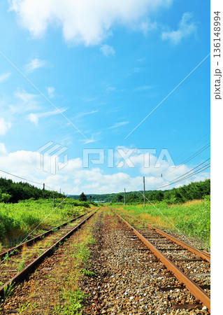 北海道　青空の抜海駅 136148994