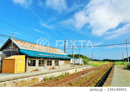 北海道　青空の抜海駅 136149001