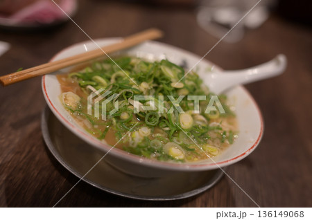 ネギ多めのラーメン ネギ多めのラーメン 136149068