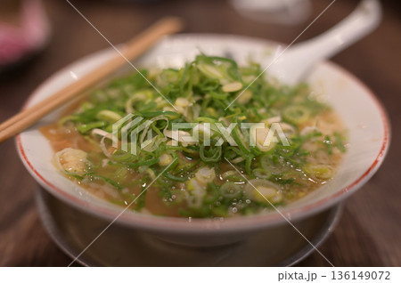 ネギ多めのラーメン 136149072